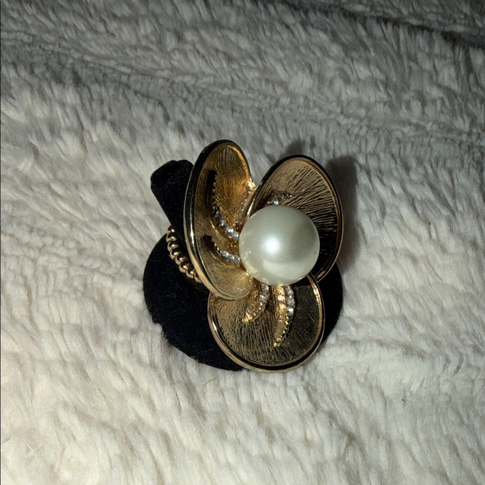 Elegant Gold and Pearl Flower Ring